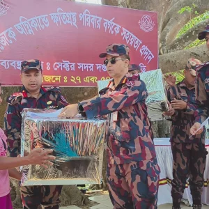 সাজেকে অগ্নিকাণ্ডে ক্ষতিগ্রস্ত লুসাই ও ত্রিপুরা পরিবারের পাশে বিজিবি