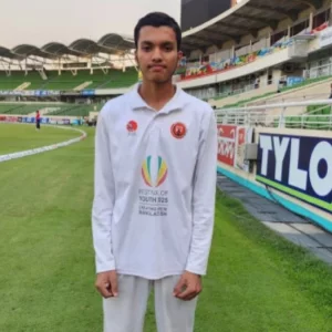 মুস্তাকিম ক্রিকেট গেমটিতে 5 রান করে তারিখ তৈরি করেছে