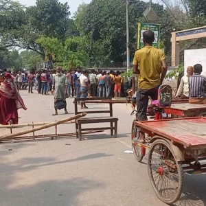 ছিনতাই মামলায় আওয়ামী লীগ গ্রেপ্তার, থানা ফটকে সমর্থকদের মিছিল