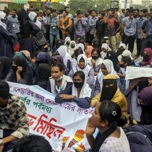 সিরাজগঞ্জে ৬ দফা দাবিতে পলিটেকনিক শিক্ষার্থীদের সড়ক অবরোধ 