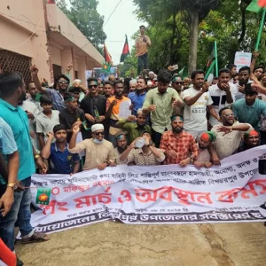 উপজেলা নির্বাহী কর্মকর্তার পদত্যাগের দাবিতে ছাত্র জনতার লংমার্চ