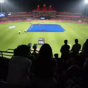 আইপিএল অনির্দিষ্টকালের জন্য স্থগিত