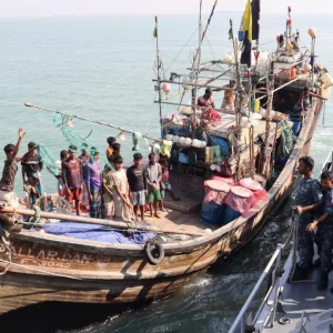 ১২ কোটি টাকার অবৈধ জাল ও মাছসহ নৌকা আটক করেছে নৌবাহিনী