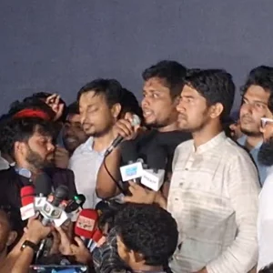 সরকারের সিদ্ধান্ত ইতিবাচকভাবে দেখছি, বাসায় ফিরে যান: হাসনাত আব্দুল্লাহ