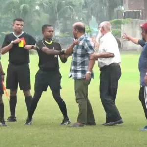 ফুটবল রেফারিরা সুরক্ষা পান না