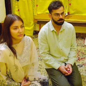 টেস্ট থেকে অবসর নেওয়ার পরে কোহলি আনুশকার সাথে বৃন্দাবনে হাজির হন