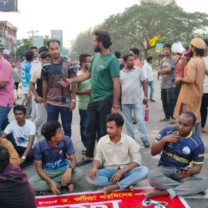 উপাচার্যের অপসারণের দাবীতে শিক্ষার্থীদের মহাসড়ক অবরোধ