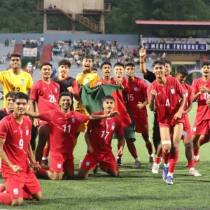 প্রতিকূল আবহাওয়ার কারণে 5 বছরের কম বয়সী একটি ফুটবল দল Dhaka াকায় অবতরণ করতে অক্ষম ছিল