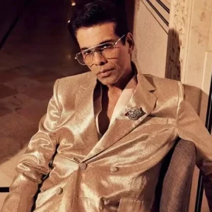 নিজেকে পোশাক ছাড়া দেখলে ঘৃণা হয়: করণ জোহর