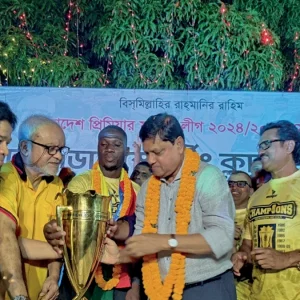 দাইবা কাপ নিয়ে ঘুমাচ্ছেন