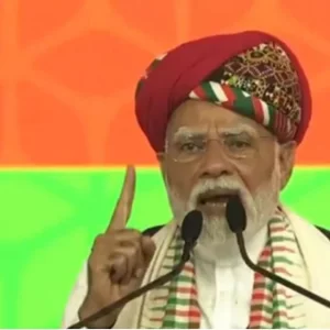 শান্তিতে বসে রুটি খাও, নইলে আমার গুলি তো আছেই: পাকিস্তানকে মোদি