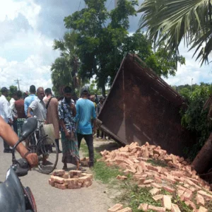 খুলনায় বাসের ধাক্কায় ট্রাক খাদে, চালক নিহত