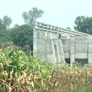 নদীর উপর সেতু থাকলেও নেই সংযোগ সড়ক