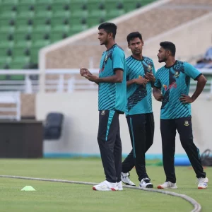 লেটন পাকিস্তানে অনুশীলন শুরু করেছিলেন