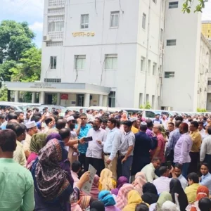 কঠোর নিরাপত্তাবলয় ভেঙে সচিবালয়ে বিক্ষোভ চলছে