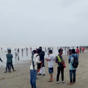 দুর্যোগ পরিস্থিতি দেখতে সৈকতে পর্যটক ও উৎসুক জনতার ভিড়