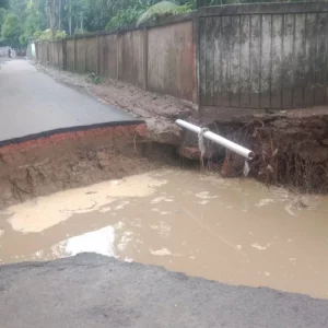 এলজিইডি ঠিকাদারের অবহেলায় ভেঙে গেছে সড়ক, ক্ষতির সম্মুখীন কয়েক শত পরিবার 