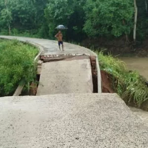 রাঙ্গামাটির বিভিন্ন স্থানে সড়ক ধস, যোগাযোগ বিচ্ছিন্ন