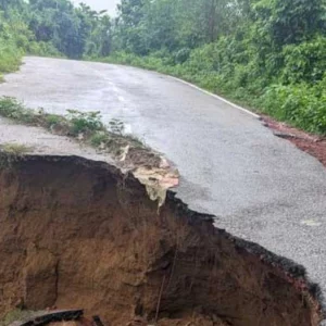 বান্দরবান-সুয়ালক-লামা সড়কে যান চলাচল বন্ধ: দুর্ভোগে স্থানীয়রা