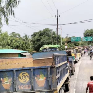চাকরিচ্যুত শিক্ষকদের বিক্ষোভ, কক্সবাজার-টেকনাফ সড়কে তীব্র যানজট