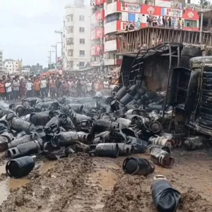 ব্রাহ্মণবাড়িয়ায় সিলিন্ডারবাহী ট্রাক উল্টে বিস্ফোরণ-আগুন