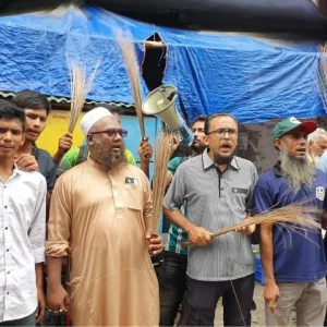 টিকিটের জন্য চিৎকার