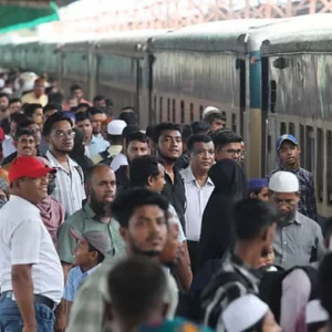 চট্টগ্রামে ঈদযাত্রায় দেরিতে ছেড়েছে দুই ট্রেন, যাত্রীদের ভোগান্তি