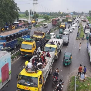 ঈদে ঘরমুখো মানুষের দুর্ভোগ, ২৫ কিলোমিটার যানজট