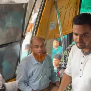 মহাখালী বাস টার্মিনালে হঠাৎ উপদেষ্টা আসিফ, লাবিবা ক্ল্যাসিককে জরিমানা