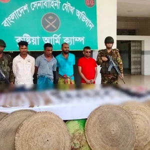 কুষ্টিয়ায় তিন সহযোগিসহ ‘শীর্ষ সন্ত্রাসী’ লিপটন গ্রেপ্তার, অস্ত্র-গুলি জব্দ