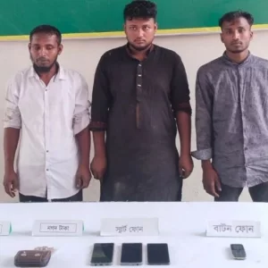 ‘সমন্বয়ক’ পরিচয়ে চাঁদাবাজি, সেনাবাহিনীর হাতে আটক ৩ যুবক