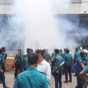 হঠাৎ উত্তপ্ত প্রেস ক্লাব, সাউন্ড গ্রেনেড নিক্ষেপ পুলিশের