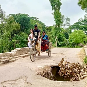 সিংড়ায় ঝুঁকিপূর্ণ সেতু দিয়ে জনসাধারণের চলাচল