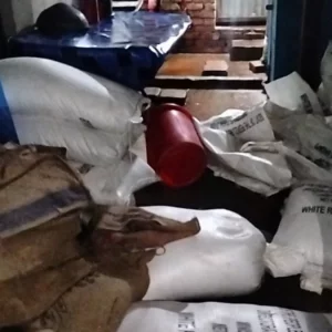গ্রাম পুলিশ সদস্যের ঘরে মিললো ২০ বস্তা সরকারি চাল