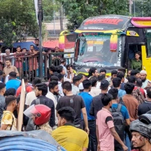 বহিষ্কারাদেশ প্রত্যাহার দাবিতে নতুনবাজারে ইউআইইউ শিক্ষার্থীদের ব্লকেড, যান চলাচল বন্ধ