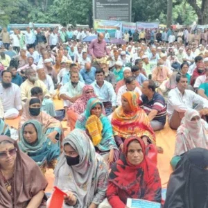 তিন দফা দাবিতে শহীদ মিনারে প্রাথমিকের শিক্ষকরা