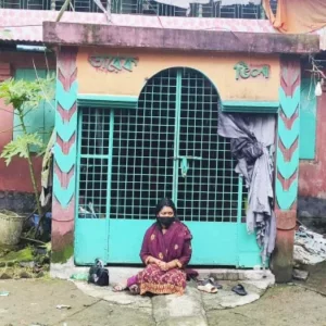 কলাপাড়ায় বিয়ের দাবিতে প্রেমিকের বাড়িতে প্রেমীকার অনশন