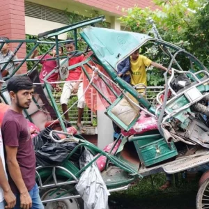 বিয়ের বাস-ইজিবাইকের সংঘর্ষে একজনের মৃত্যু, আহত ৩২