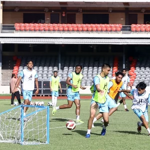 মুখের চোখে, স্বপ্নগুলি স্বপ্নময় এবং তাদের জন্মভূমি তার বুকে রয়েছে