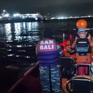 ৬৫ আরোহী নিয়ে বালির কাছে ফেরিডুবি, নিখোঁজ ৪৩