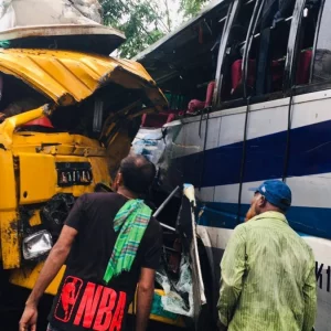 ঢাকা-পাবনা মহাসড়কে বাস ও ট্রাকের সংঘর্ষে নিহত ৩, আহত ১০