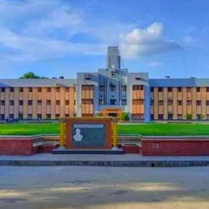 ‘জোর করে চেয়ারে বসিয়ে দেওয়ায়’ সহকর্মীর বিরুদ্ধে অধ্যাপকের লাঞ্ছনার অভিযোগ