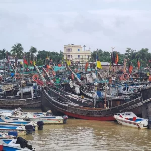 সাগরে একের পর এক সতর্ক সংকেত, ঘাটে নোঙর ৬ হাজার ট্রলার