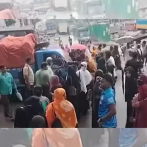বকেয়া বেতনের দাবিতে চট্টগ্রামে শ্রমিকদের সড়ক অবরোধ