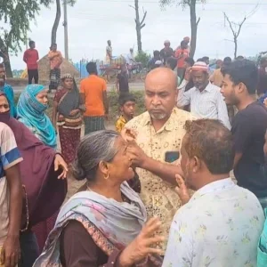 হাসপাতালে যাওয়ার পথে ট্রাকচাপায় প্রাণ গেল বাবা-ছেলের