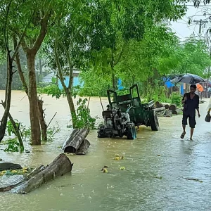 ফেনীতে বন্যা নিয়ন্ত্রণ বাঁধে ভাঙন, পানি বিপৎসীমার ১৩৭ সে.মি. ওপরে  