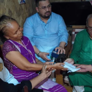 তারেক রহমান অসুস্থ মা রিতুপর্ণার পাশে দাঁড়িয়ে