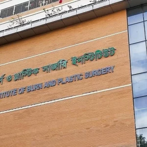 সূত্রাপুরে গ্যাস লিকেজের বিস্ফোরণ, মা-বাবা ও ৩ সন্তান দগ্ধ