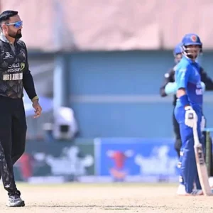ছেলেটি তাঁর বাবার কাছ থেকে প্রথম বলটি ভোগ করেছিল, নবীর আগে হাসি দিয়ে