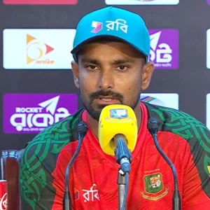 ল্যাটন মিরবারে অংশ নিয়ে গেয়েছিলেন